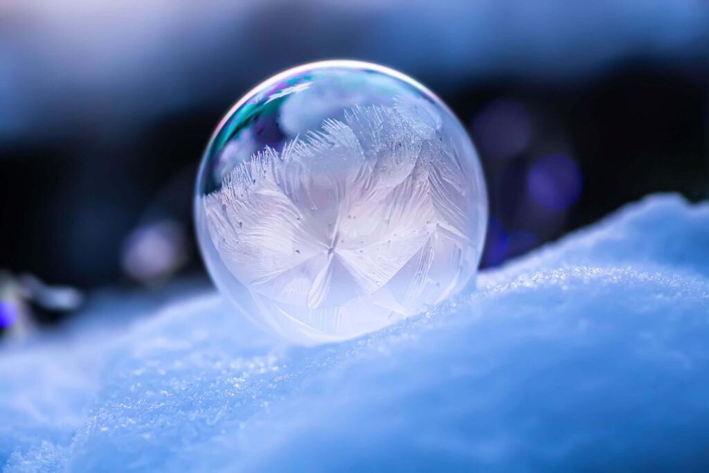 Social Freezing: Gefrorene Seifenblase auf Schnee als Symbol für das Einfrieren von Eizellen