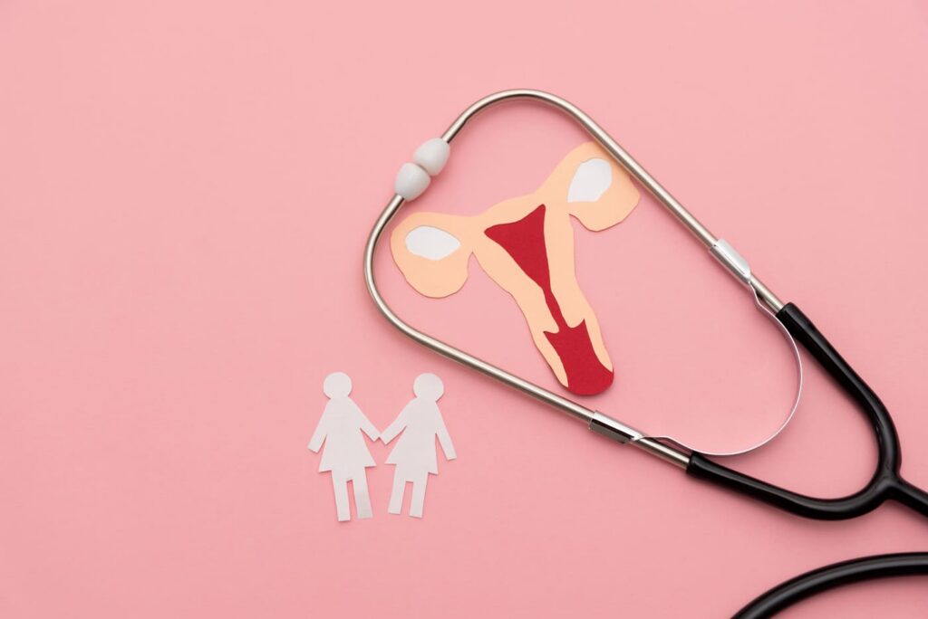 Stethoskop und Uterus-Modell als Symbol für Fruchtbarkeit ab 35