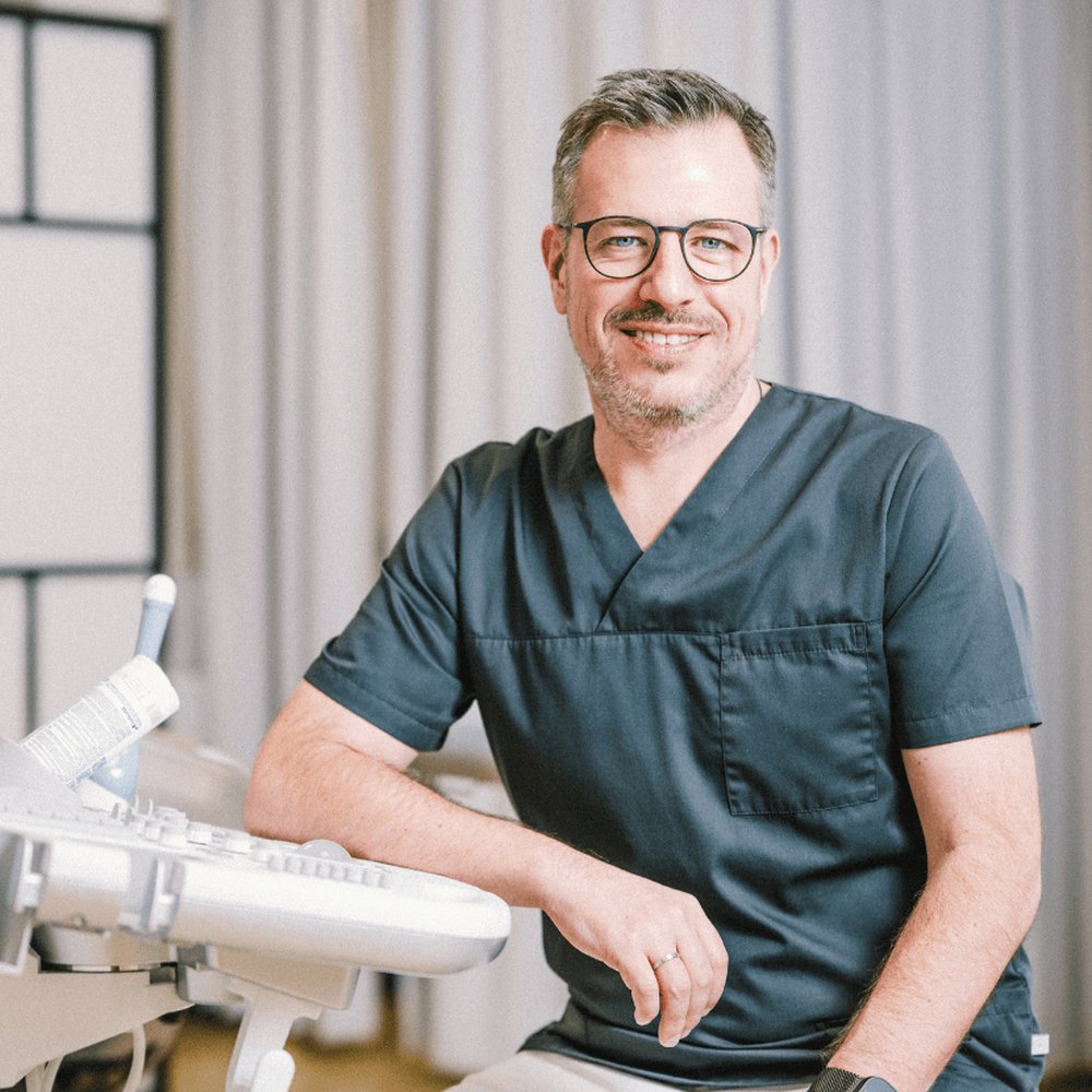Dr. Pavlik neben dem Ultraschallgeraet