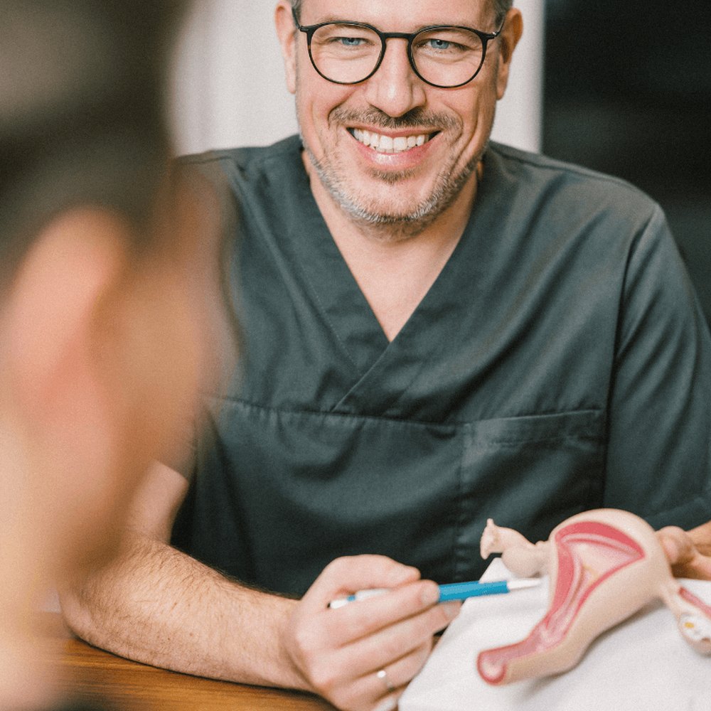 Dr. Pavlik erklaert einer Patientin den Ablauf an einem anatomischen Modell