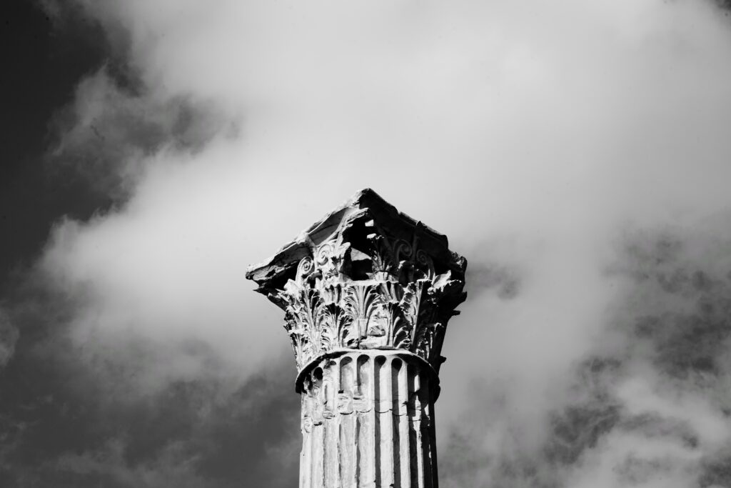 Steinsäule in Schwarzweiß, von unten aufgenommen