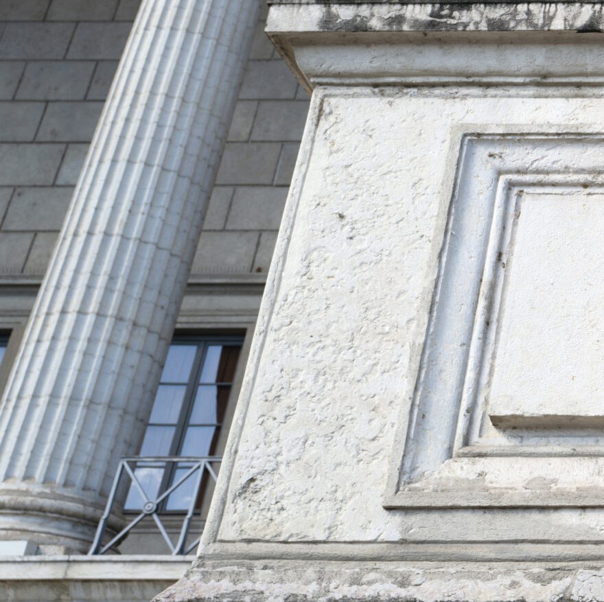 Säule und Steinfassade eines Gerichtsgebäudes