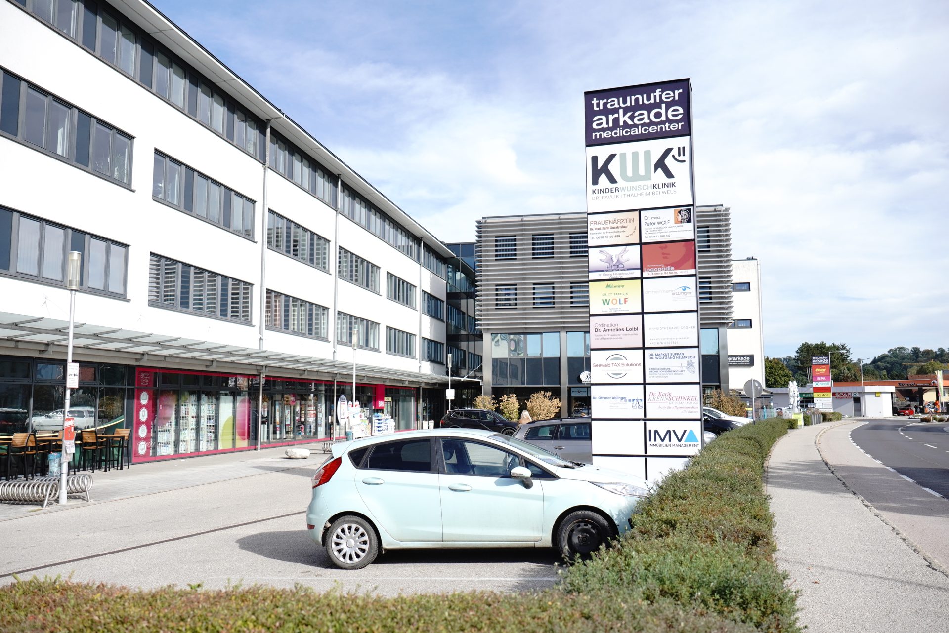 Parkplätze direkt vor der Traunufer Arkade, dem Sitz der Kinderwunschklinik Dr. Pavlik