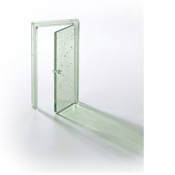 Eine halb geöffnete Tür aus salbeigrünem Glas