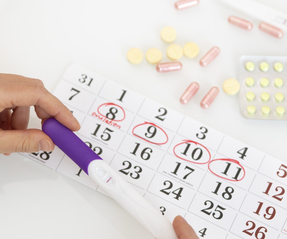 Kalender mit angekreuzten Tagen, daneben ein Schwangerschaftstest und Tabletten