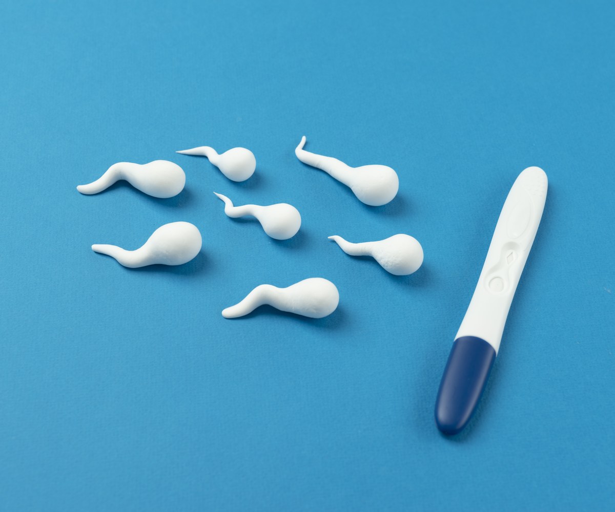 Schwangerschaftstest und Spermien als Grafik auf blauem Grund