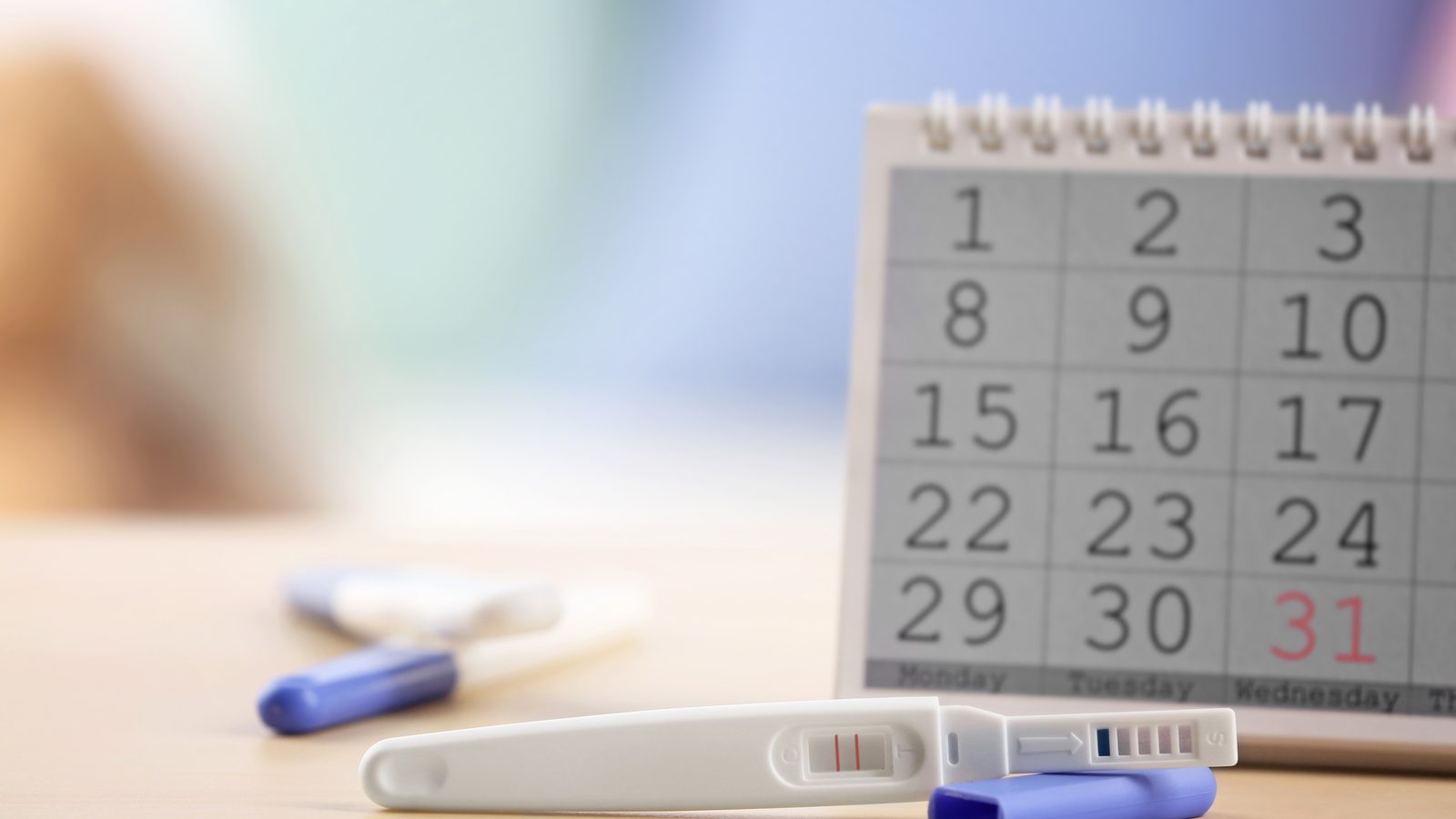 Teststreifen und ein Kalender auf einem Tisch